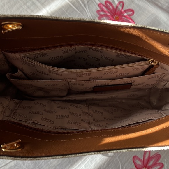New MK Tote Bag / Micheal Kors Tote Bag . White/Cream, brown with gold handles - Picture 5 of 9